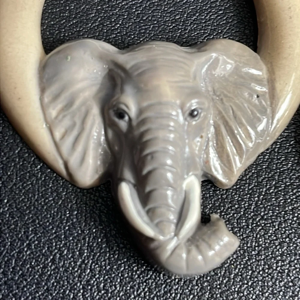 Vintage‎ Pair African Elephant Grey Post Earrings Lighweight - Picture 2 of 6